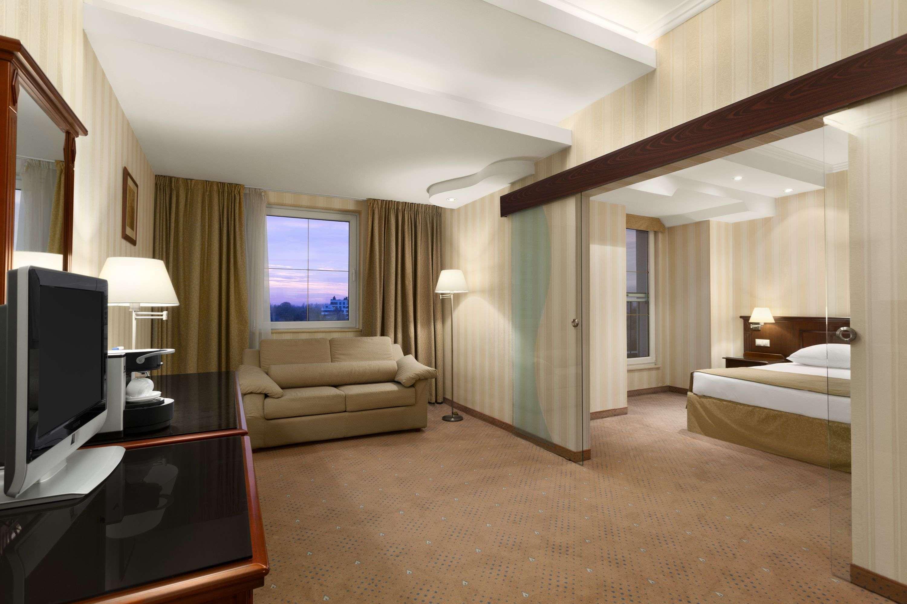 รามาดา โฮเต็ล แอนด์ สวีท บาย วินด์แฮม บูคาเรสต์ นอร์ท Hotel ภายนอก รูปภาพ
