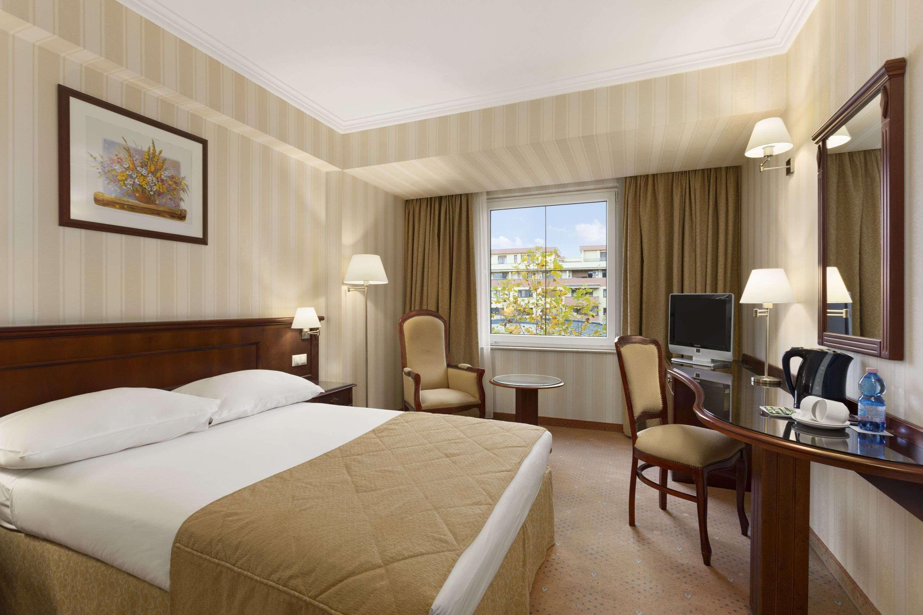 รามาดา โฮเต็ล แอนด์ สวีท บาย วินด์แฮม บูคาเรสต์ นอร์ท Hotel ภายนอก รูปภาพ