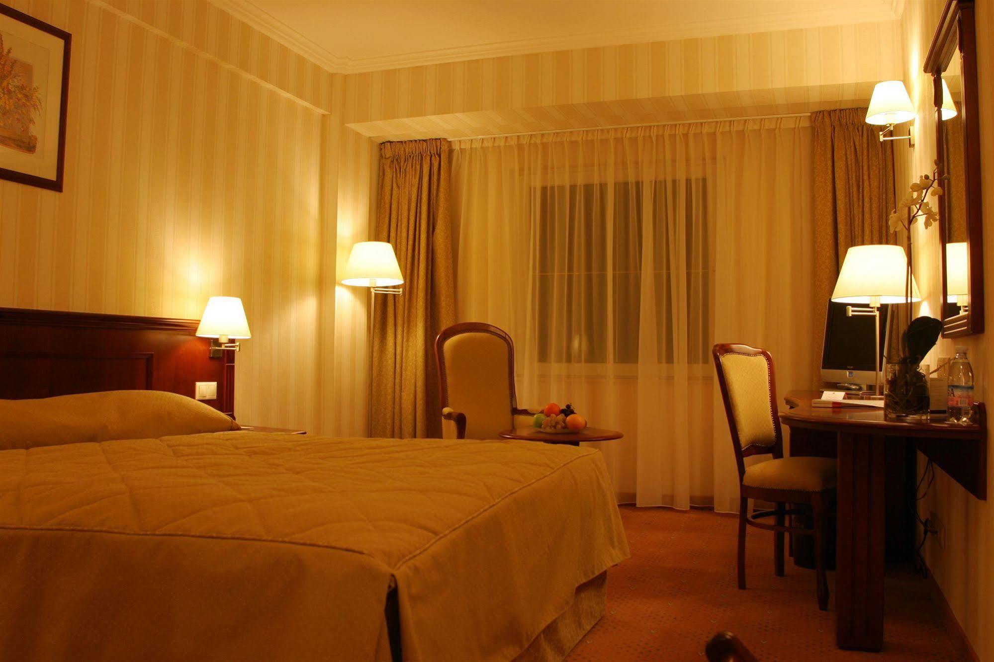 รามาดา โฮเต็ล แอนด์ สวีท บาย วินด์แฮม บูคาเรสต์ นอร์ท Hotel ภายนอก รูปภาพ