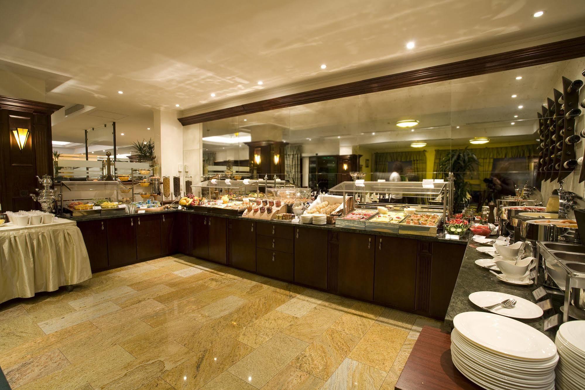 รามาดา โฮเต็ล แอนด์ สวีท บาย วินด์แฮม บูคาเรสต์ นอร์ท Hotel ภายนอก รูปภาพ